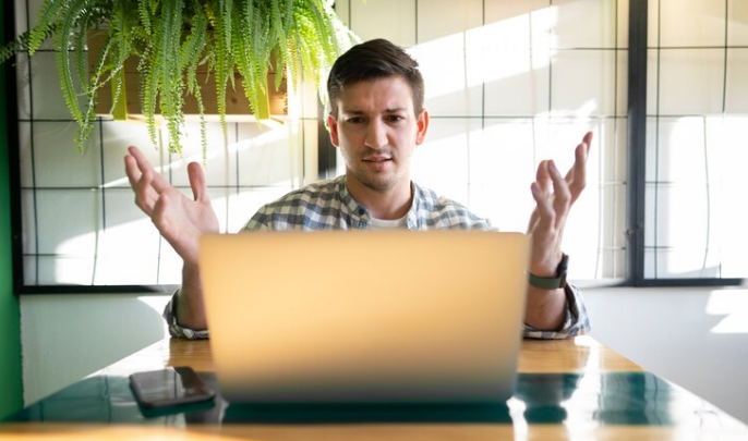 Comment reconnaître un faux site web en vérifiant les mentions légales ?